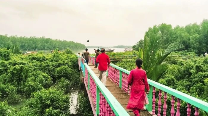 সুন্দরবন ঘিরে পর্যটনের রমরমা, লাভের বাইরে স্থানীয় মানুষ